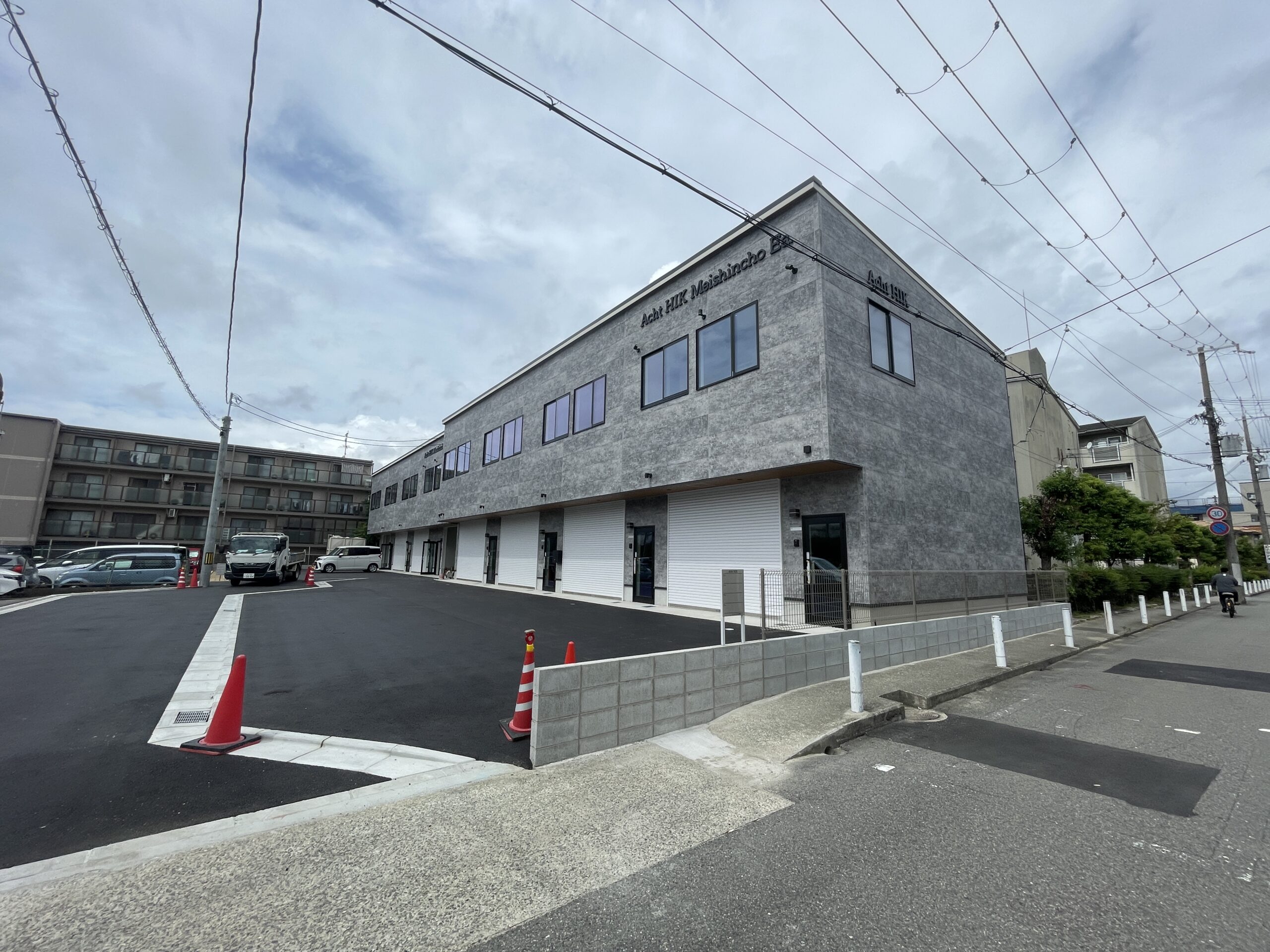 ガレージオフィス『Acht HIK 名神町EAST』 阪急「塚口」駅徒歩18分